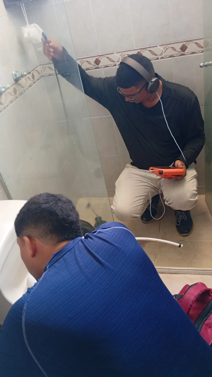 Técnico plomero trabajando con herramientas