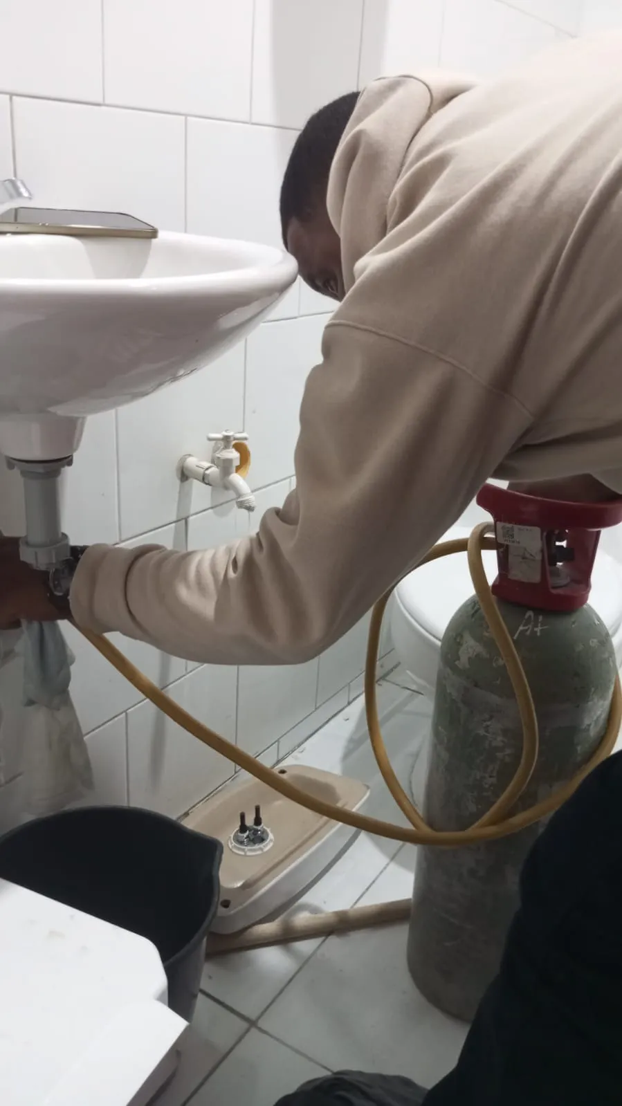 Reparación debajo del lavaplatos